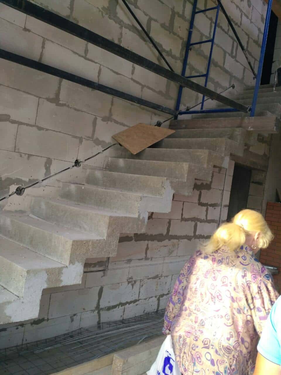 вид на бетонную лестницу